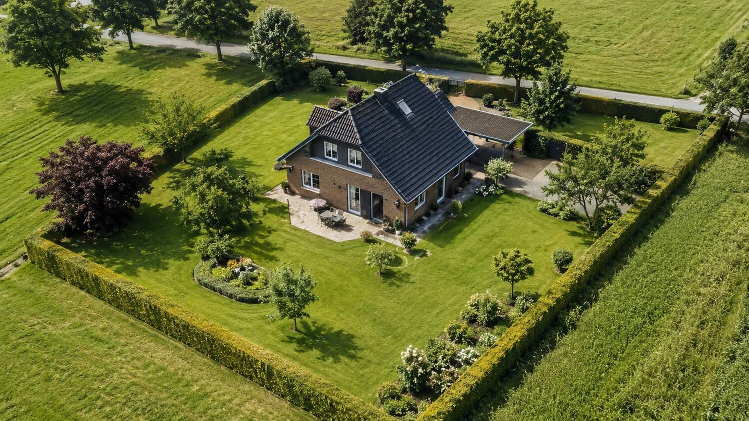 Unbebautes Grundstück neben einem Wohnhaus, Thema Abschreibung Grundstück und warum Grund und Boden nicht abschreibbar ist